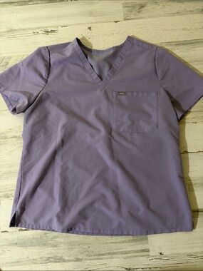 Figs Women's V-Neck Scrub Top in Lavender Size XL